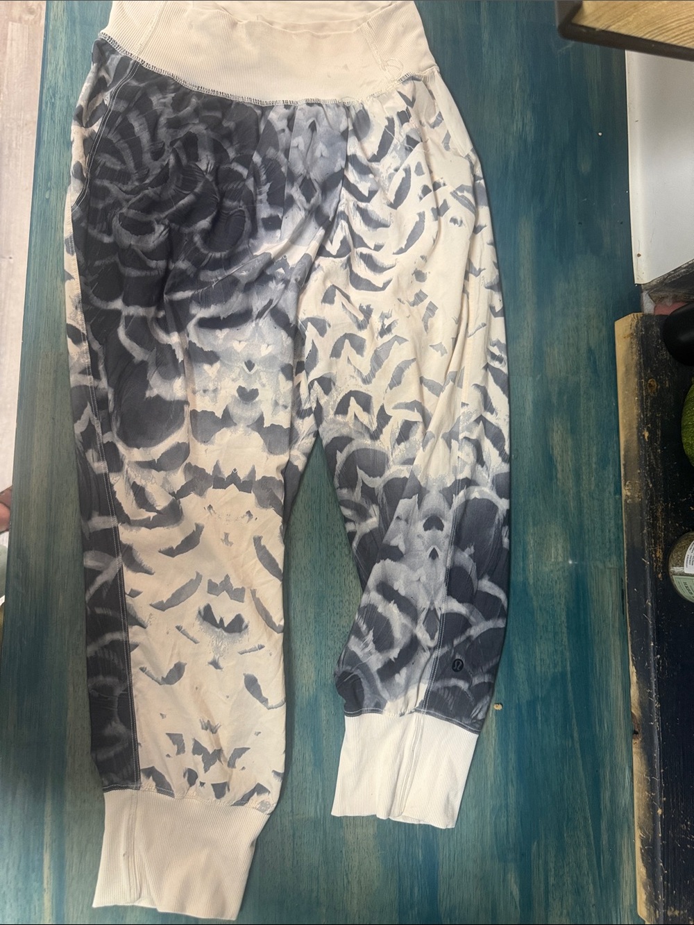 lululemon athletica Black and Cream Tie-Dye Capris
